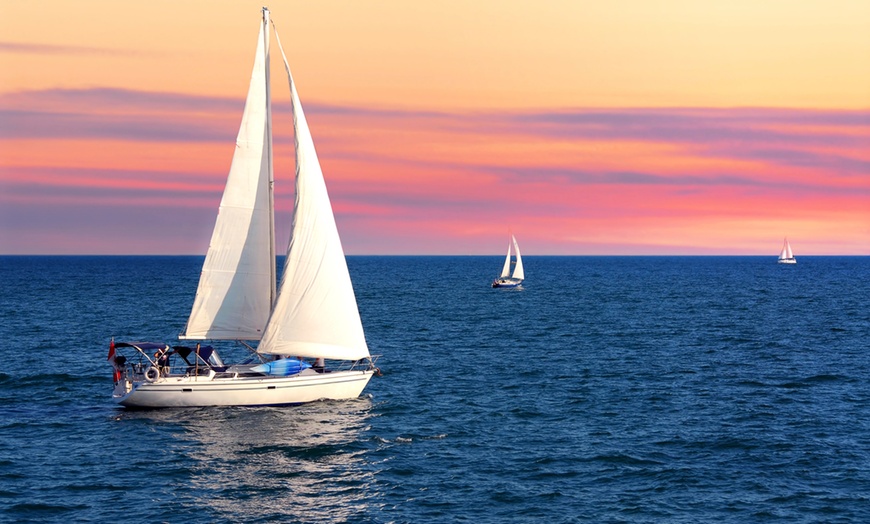 Image 4: Paseo en barco de vela con cava al atardecer para 2, 4 o 6 personas 