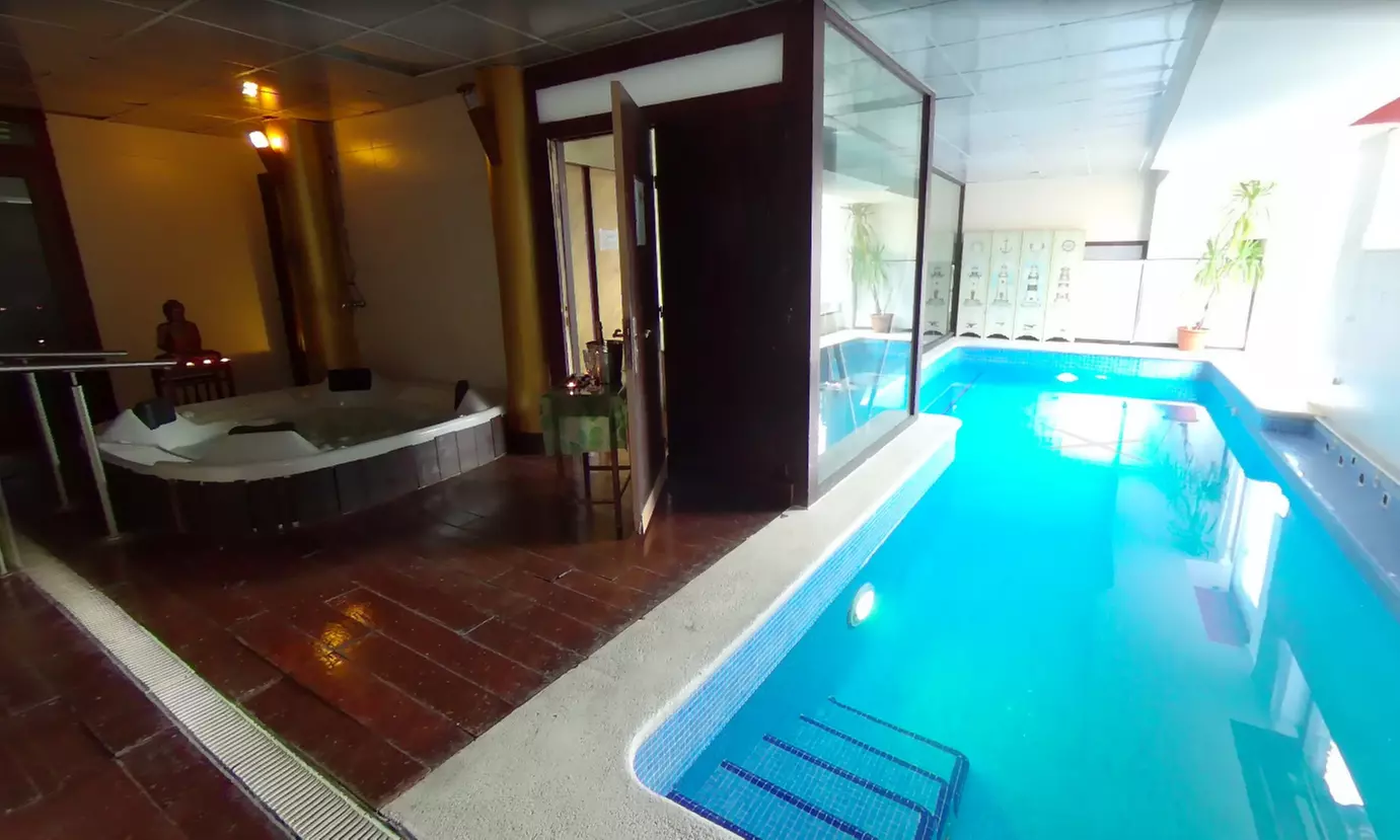 Hidromasaje privado con bombones y cava para 2 con opción a habitación