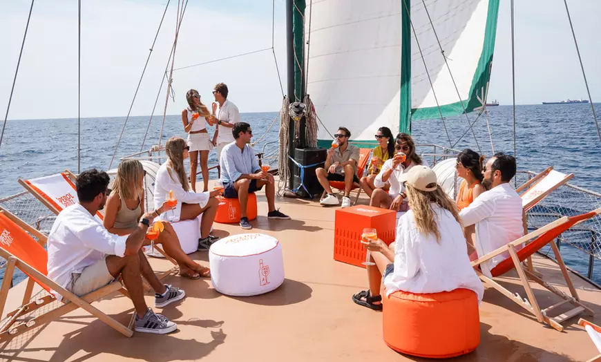 Image 3: Paseo en barco de madera con snacks y bebidas para 1 o 2 personas