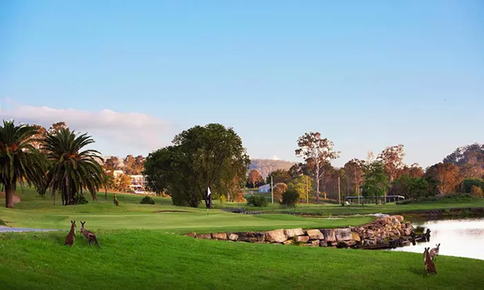 Kooralbyn:Queen Room, King Family Room up to 4 with Breakfast & more