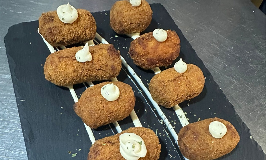 Image 6: 5 tapas canarias con 2 bebidas y pan o 10 tapas con 4 bebidas