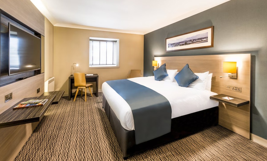 Image 2: Aberdeen: Standard Double Room w/Breakfast 10%Dis on Food&Soft Drinks
