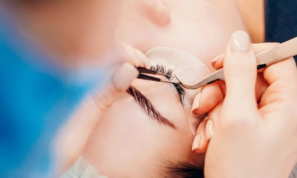 Lifting y tinte de pestañas con diseño, depilación de cejas y laminado