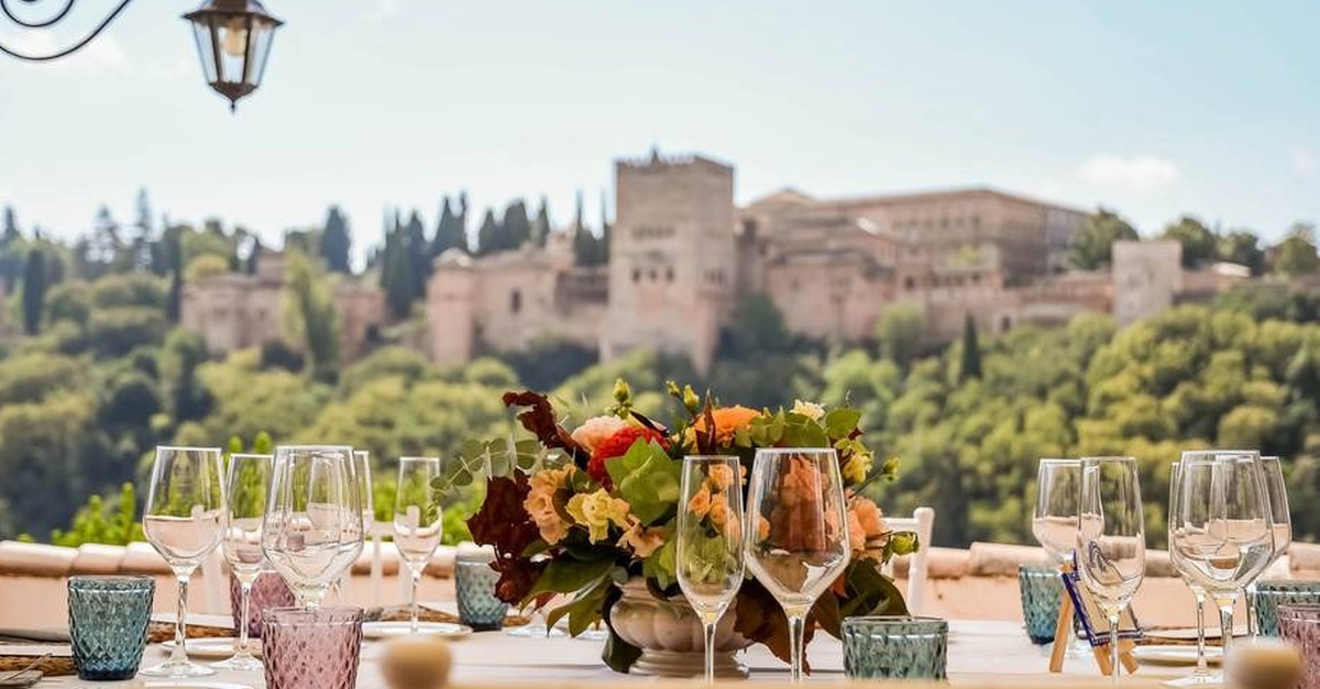 Cartel de Tour por pubs y bares en Granada con hasta un 30% de descuento