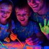 Image 1: Taller PINTA LUZ de pintura neón para 1 o 2 personas, niños y adultos