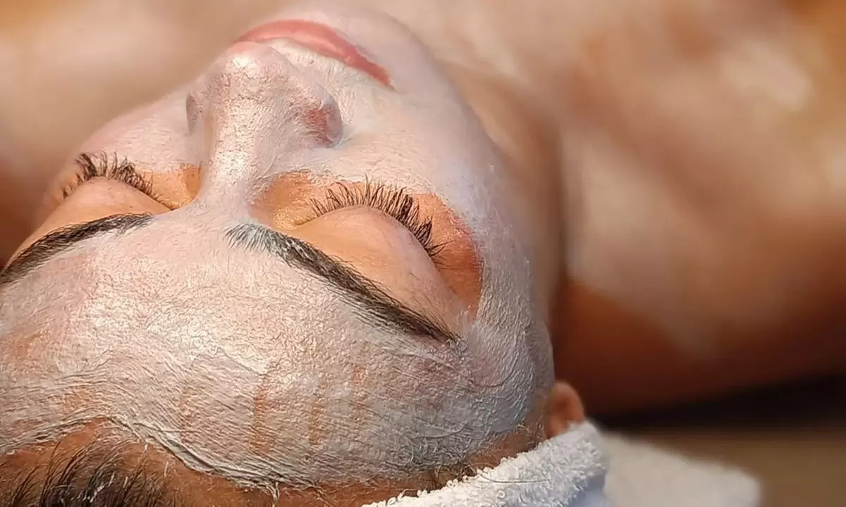 Deep Facial Cleanse + RF or LED Therapy with Face & Lip Hydration