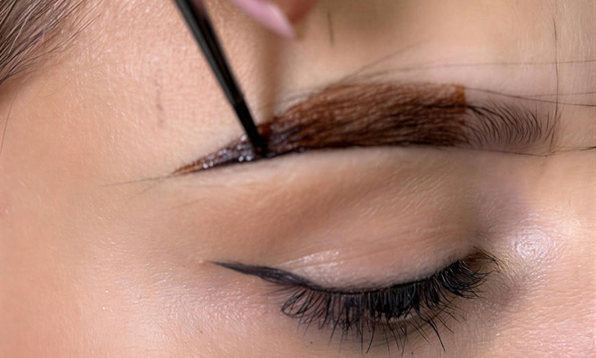 Image 5: Verzorgde look: strakke wenkbrauwen, haarloze bovenlip & volle wimpers