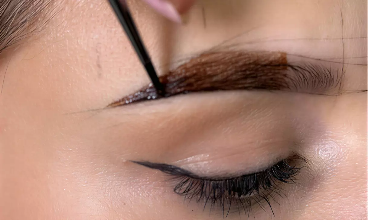 Verzorgde look: strakke wenkbrauwen, haarloze bovenlip & volle wimpers