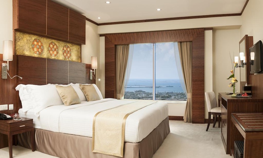 Image 9: Dubai: One-Night 4* Stay with Meals