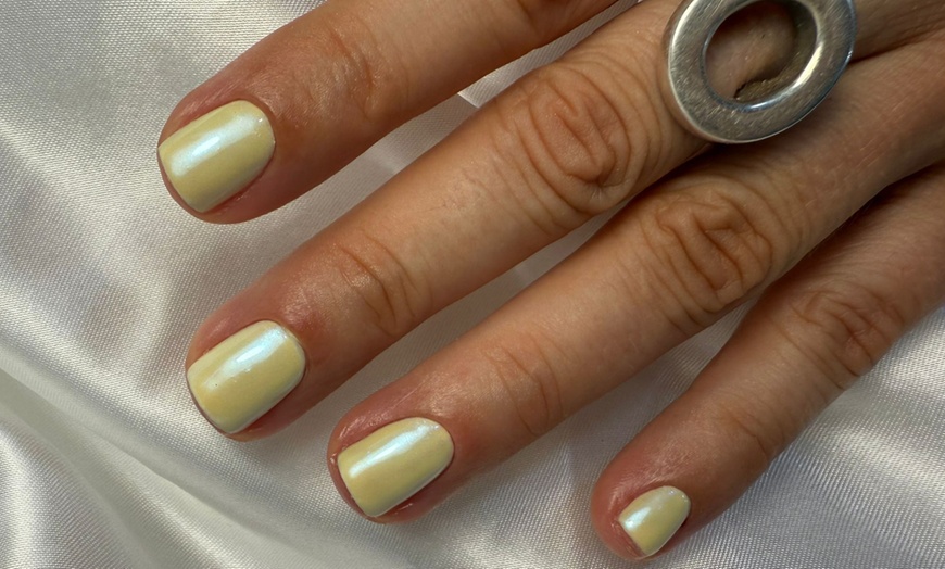 Image 13: Manicura y/o pedicura con esmaltado y opción a primera puesta de uñas