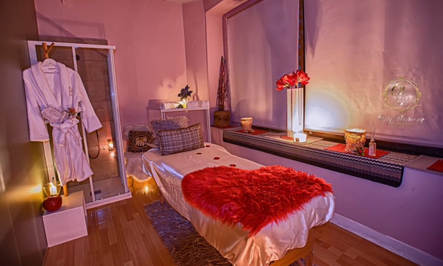 Image 1: Ritual "happy mum" con tratamiento de belleza, cava y chocolate o uvas