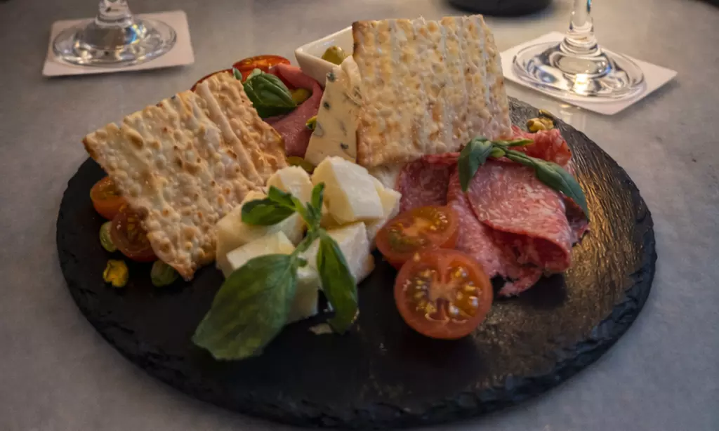 Aperitivo italiano con copas y picoteo para 2 o 4 en hotel 5 estrellas