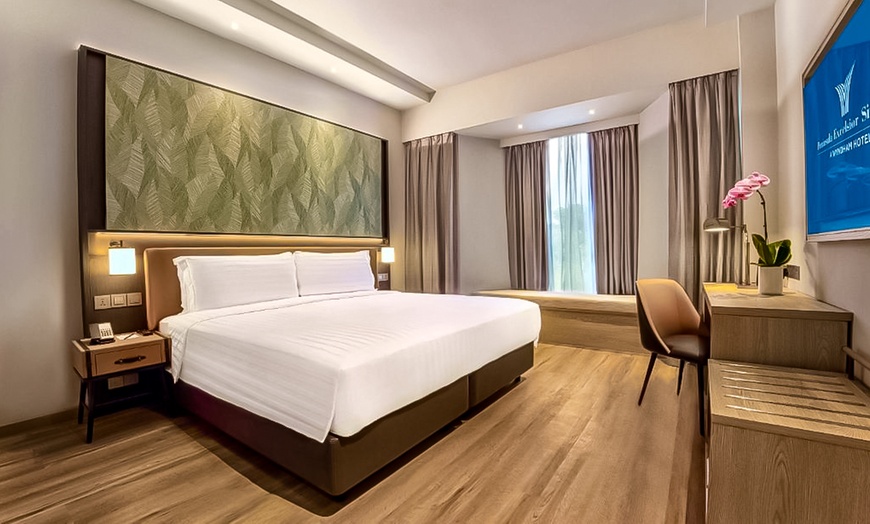 Image 2: 14-Night Fly, Cruise & Stay Package – Singapore Aboard Royal Caribbean