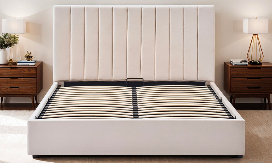 Image 5: Lit coffre Giulia en velours beige, Maison Aubertin