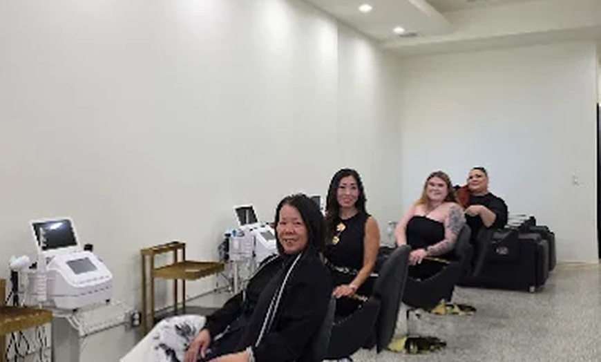 Image 9: Deals on Head Spa for One or Couples w/ Head, Neck, & Shoulder Massage