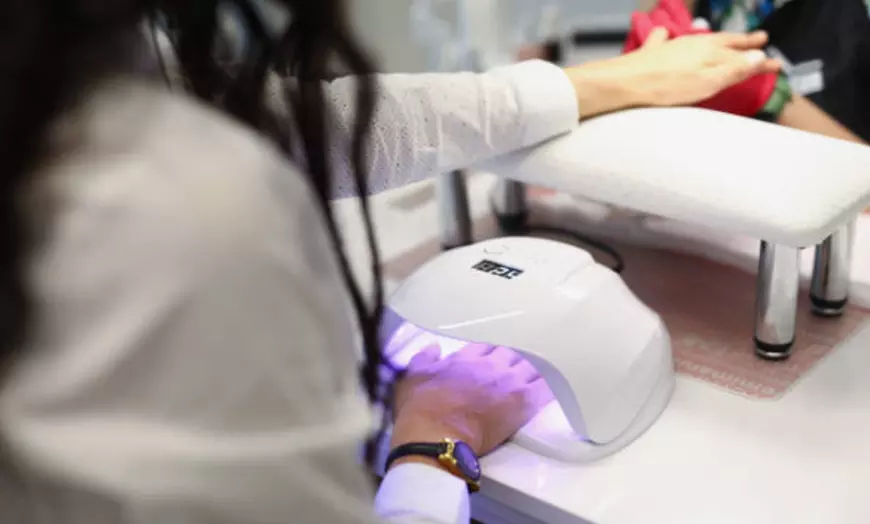 Image 4: Sesiones de manicura, pedicura o ambas para 1 con esmalte a elegir 