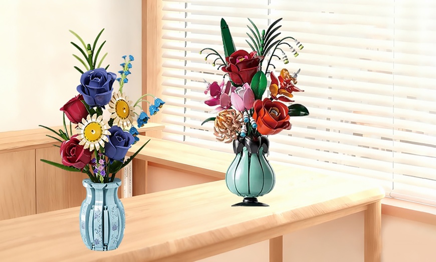 Image 2: Blumenstrauß-Baustein-Set mit Vase