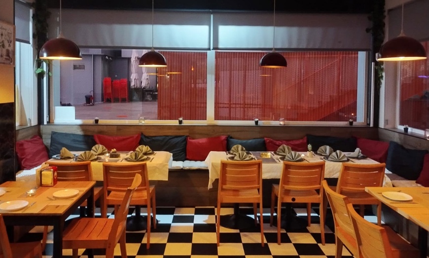 Image 7: Menú mediterráneo para 2 o 4 personas con postre y bebida