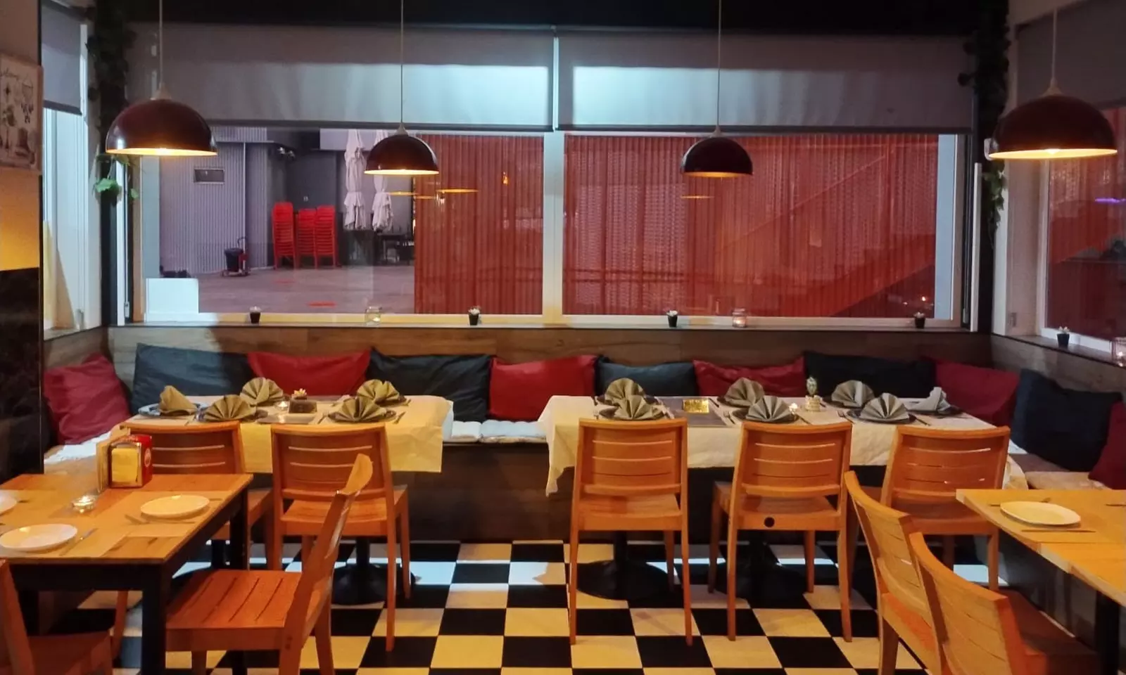 Menú mediterráneo para 2 o 4 personas con postre y bebida