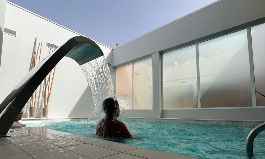 Image 2: Circuito Spa con copa de cava y opción a masaje para 1 o 2 personas