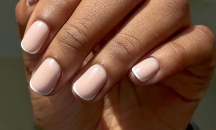 Beauté des mains russe ou beauté des pieds avec pose de vernis semi-permanent