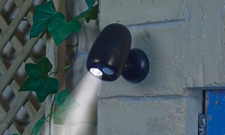 Fino a 4 luci LED Wireless da esterno con sensore di movimento con o senza batterie