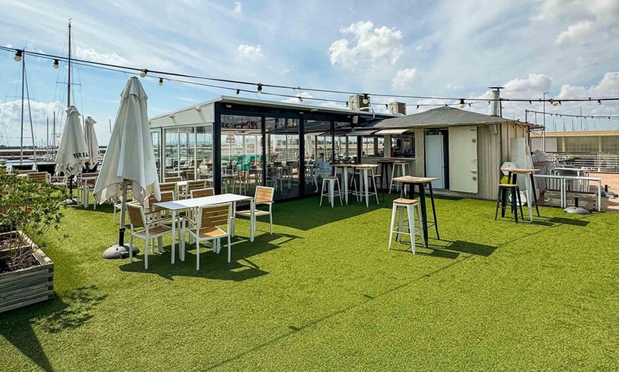 Image 13: Plan Beach frente al mar con tapas bebidas y postre