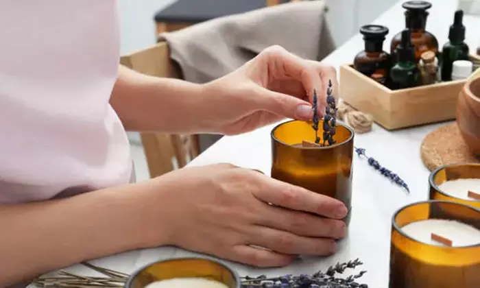 ¡Saca tu creatividad a la luz! Taller para crear tu propia vela con vino y tapas para 1 o 2, ahorra hasta un 57% - Primary Image