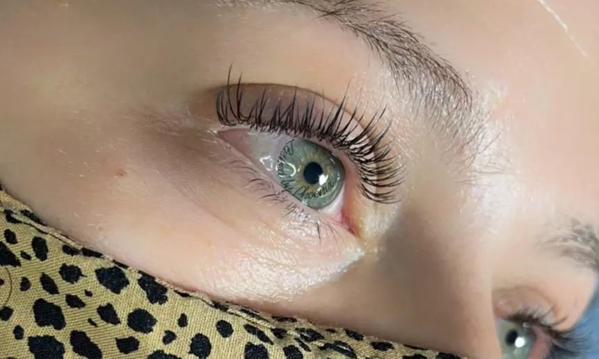 Get Classic or Hybrid Eyelash Extensions for a Glamorous Look