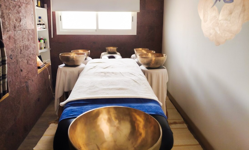 Image 8: Masaje con cuencos sonoros y reflexología podal para 1 o 2 personas 