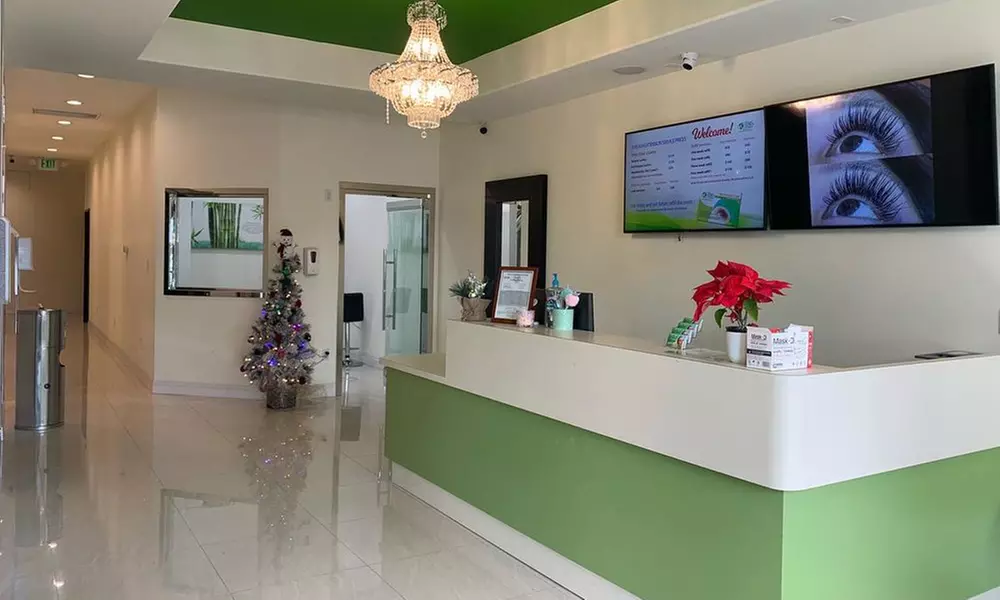 Full Set Classic/Very Natural or Volume/Dramatic Eyelash Extensions