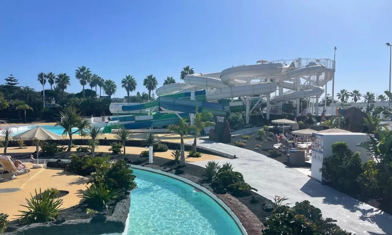 Entrada para niño o adulto a parque acuático Aqualava en Lanzarote