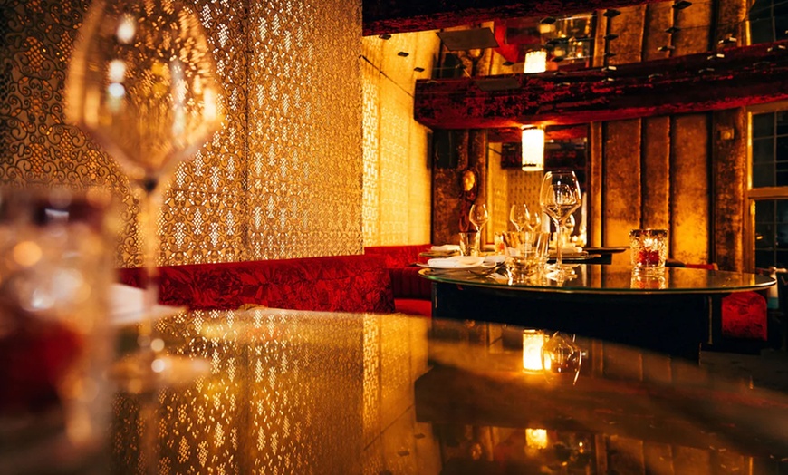 Image 17: Oxfordshire: An Overnight 5* Stay w/ Dinner and Champagne 