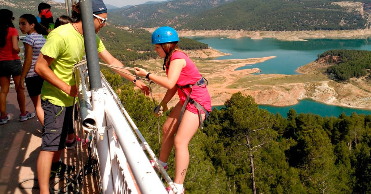 Actividad de aventura al aire libre en Valencia con escalada, rappel, tirolina o tiro con arco