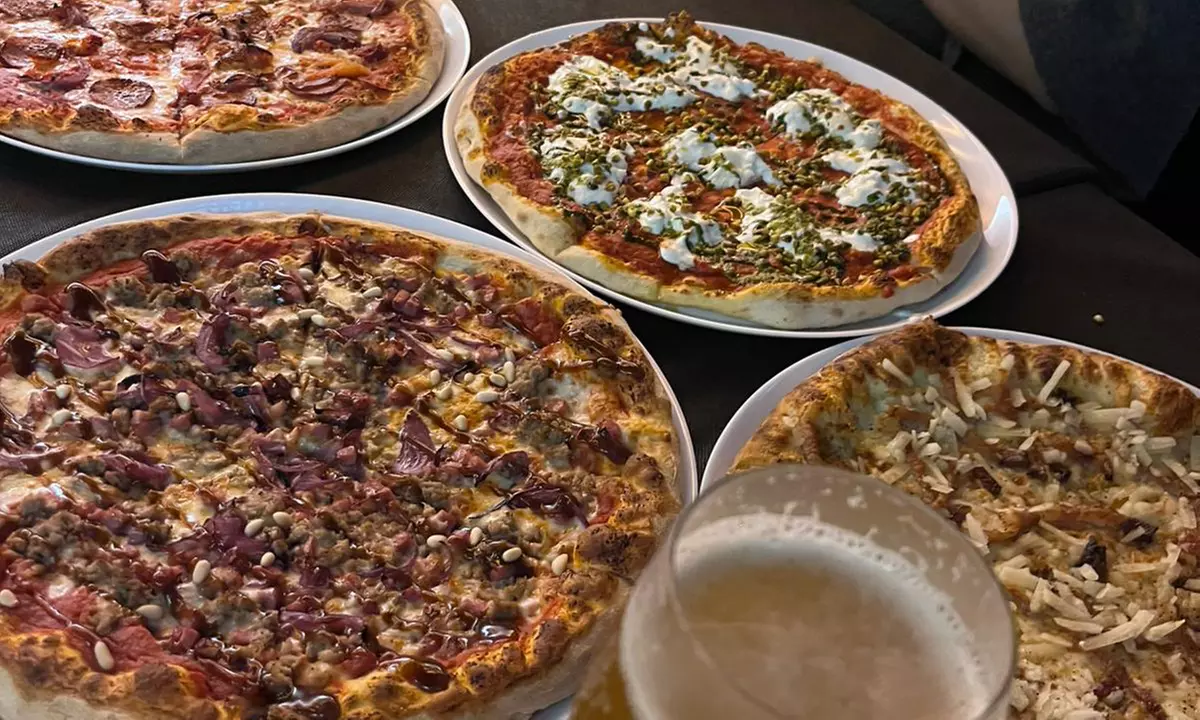 2 o 4 pizzas para llevar o consumir en el local, con opción a bebidas