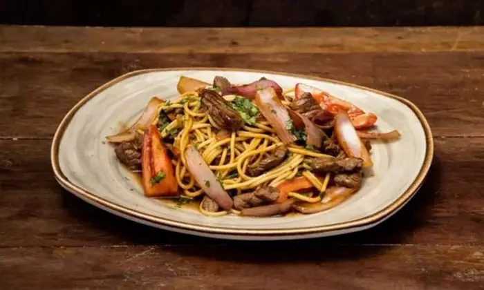 Menú peruano para 2 o 4 con entrantes, principales, postres y bebidas