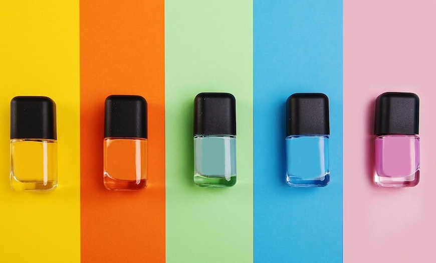 Image 2: Manicura, pedicura o manipedi con esmaltado normal o semipermanente