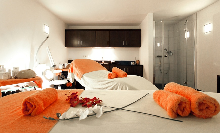 Image 1: Massage für Kopf, Gesicht & Dekolleté oder Reflex-Fußzonen-Massage