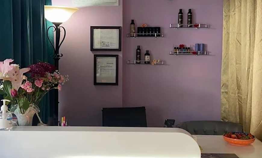 Image 4: Swedish / Deep Tissue Massage with Hot Stones, Eye Mask & Aromatherapy