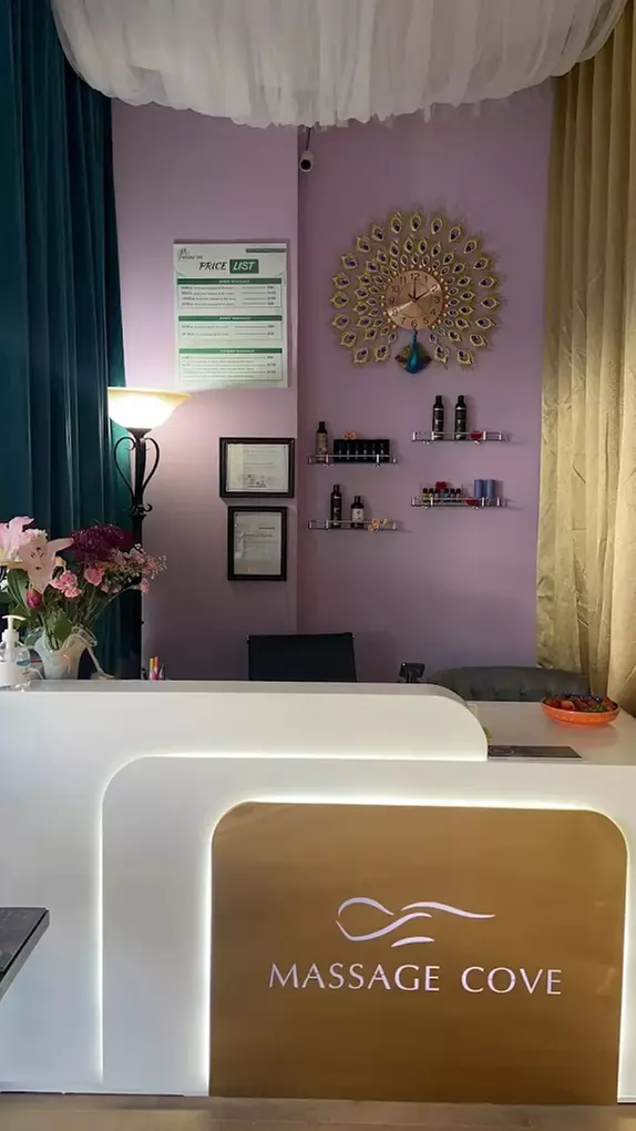 Swedish / Deep Tissue Massage with Hot Stones, Eye Mask & Aromatherapy