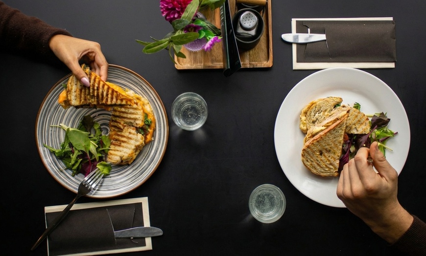 Image 3: Ambachtelijke sandwiches en verse koffie op een gezellige locatie