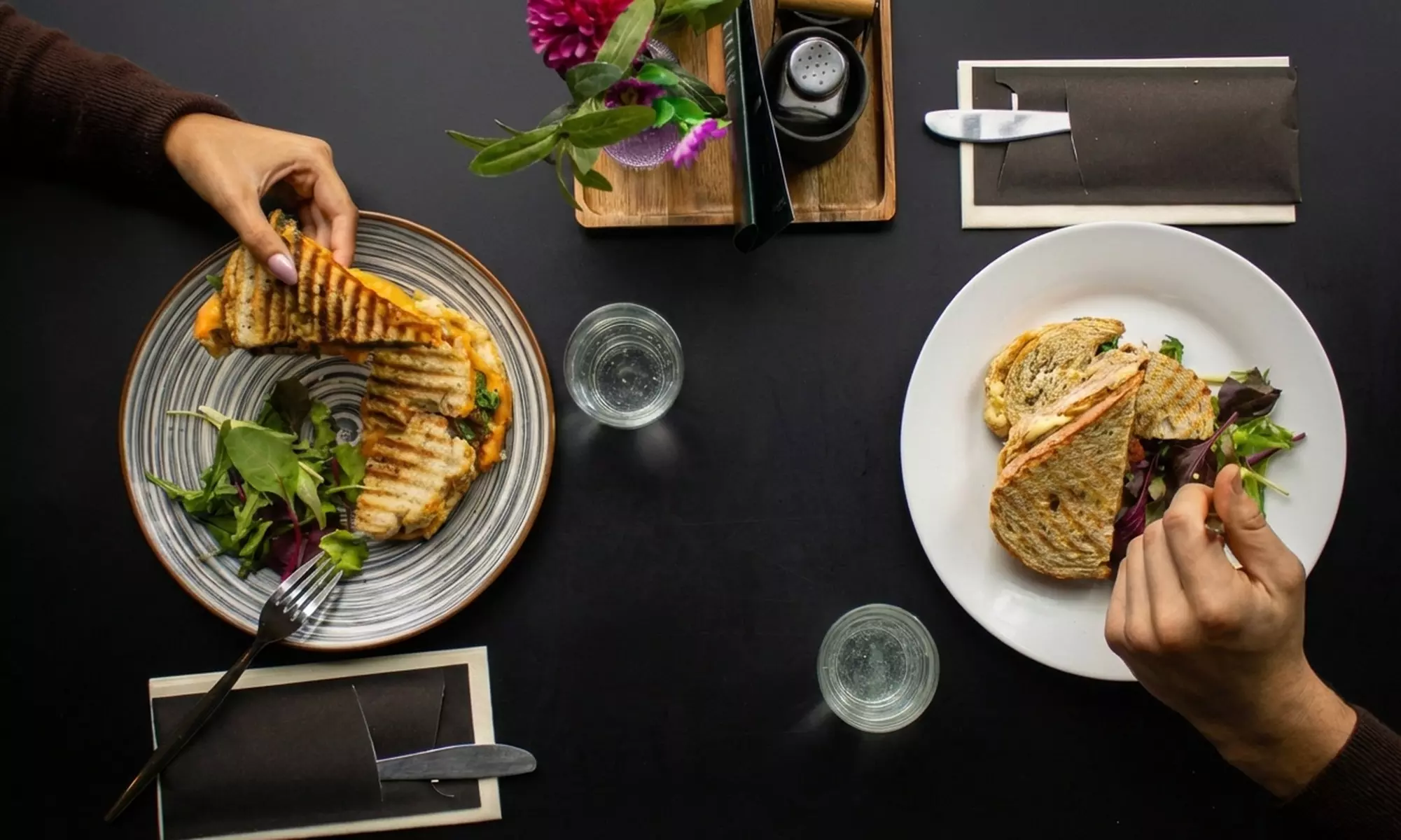 Ambachtelijke sandwiches en verse koffie op een gezellige locatie