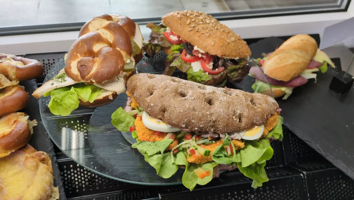 1, 2 oder 4 große Sandwiches und Heißgetränk nach Wahl