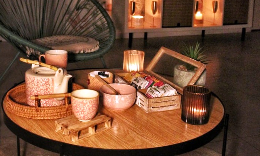 Image 2: Masaje relajante con infusión y bombones, opción a masaje craneofacial