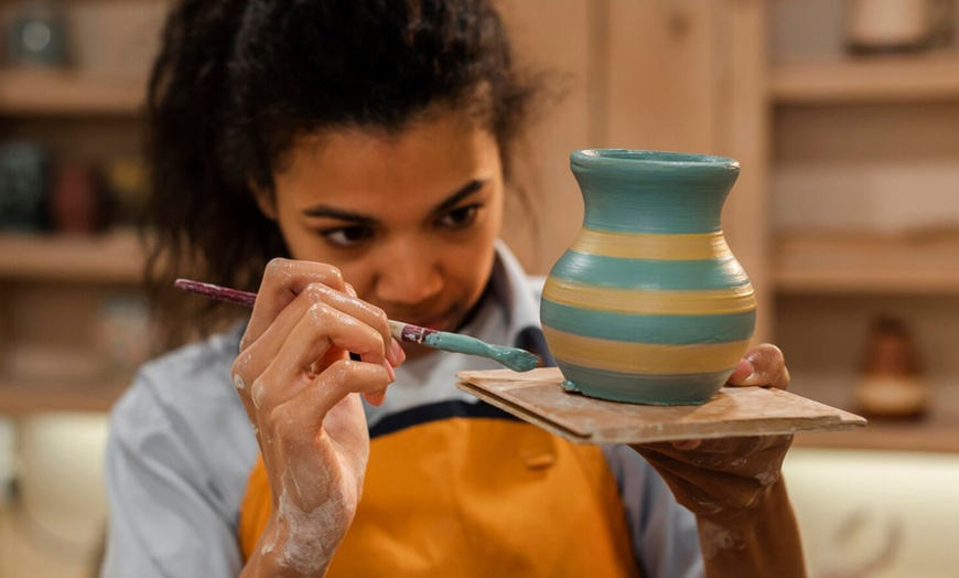 Image 3: ¡Taller de pintura en cerámica con bebidas para 1 o 2 personas!