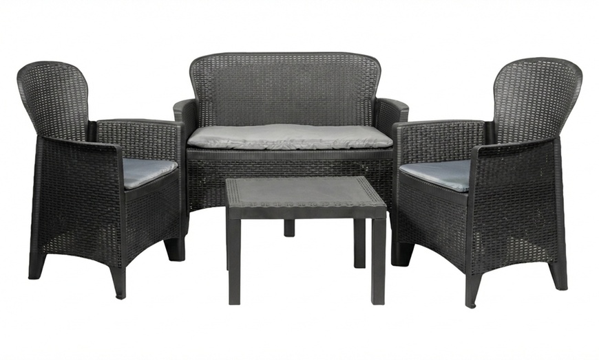 Image 2: Salottino con da esterno con poltrone, divano e tavolino