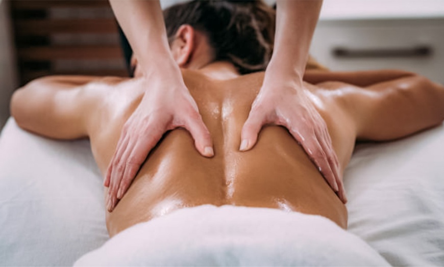 Image 1: Sesión de masaje de hasta 70 minutos con técnica a elegir para 1