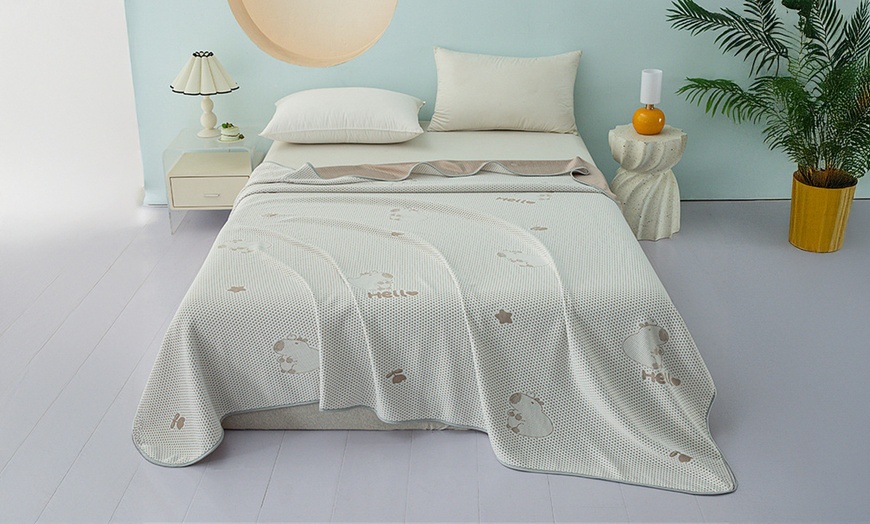 Image 2: Summer Cooling Comforter with Premium Ocean Silk Fabric