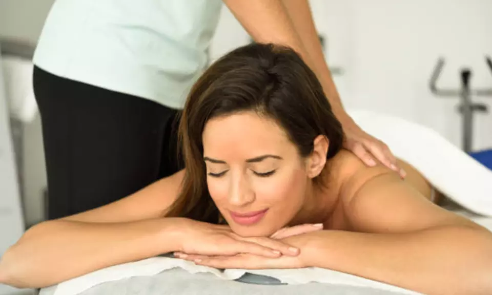 Elite Estilistas, renueva cuerpo y mente con masajes relajantes y terapéuticos con 40% de descuento en Valencia - Primary Image