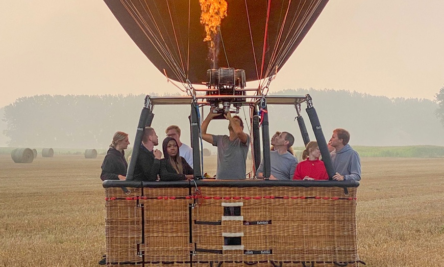 Image 5: België van Boven: ballonvaart van 1 uur + glas cava en hapjes